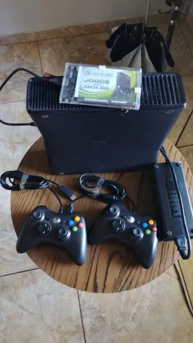 Xbox 360 slim última versão! Com emulador pra baixar qualquer jogo, já vai com 92 jogos!