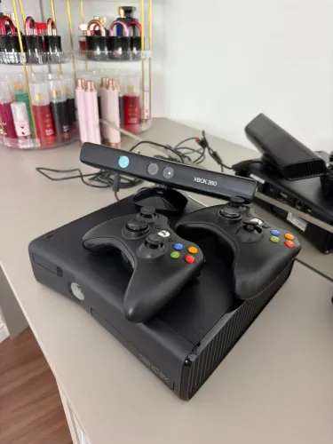 Título Xbox 360 Slim + Hd 320gb + Kinect + 2 Controles + Jogos