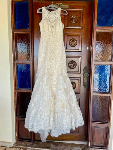 Vestido de Noiva Europeu Bordado em Pedrarias - Cauda e Renda Luxuosa