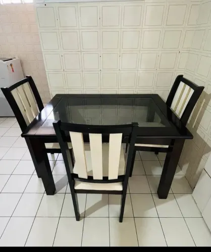 Mesa de Jantar com tampo de Vidro + 3 Cadeiras | Excelente Estado