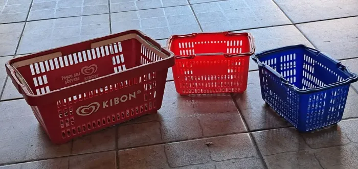 03 Cestas plásticas, sendo uma da Kibon