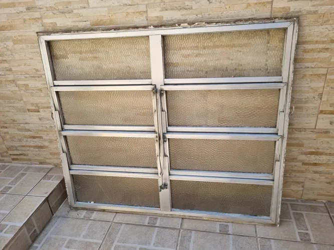 Janela de Vidro e Metal Retangular