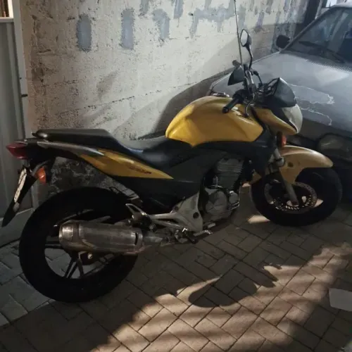 Honda/CB 300R/ Amarelo 2010