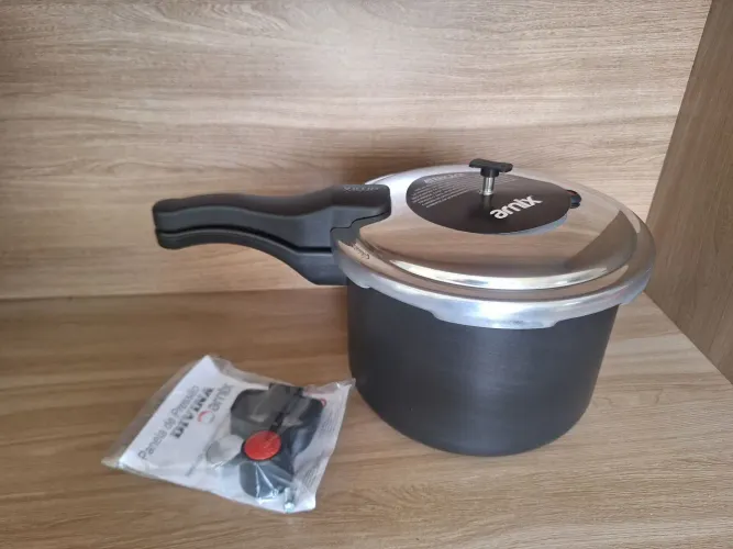 Panela de Pressão Arnix 4,5L Antiaderente Preta e Creme com Fechamento Externo