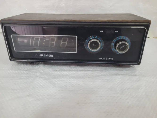 Rádio Relógio Megatone de madeira