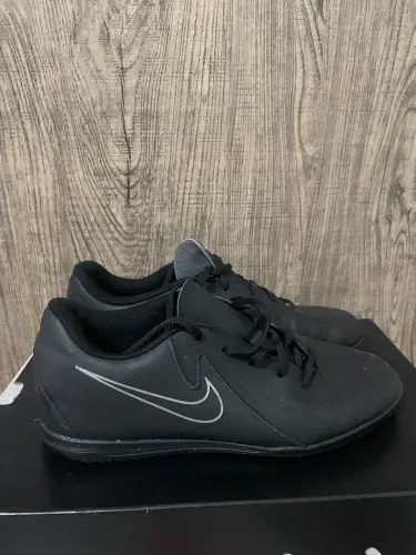 Tênis de futsal da Nike, tamanho 39