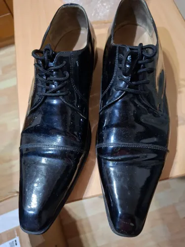 Sapato em couro envernizado