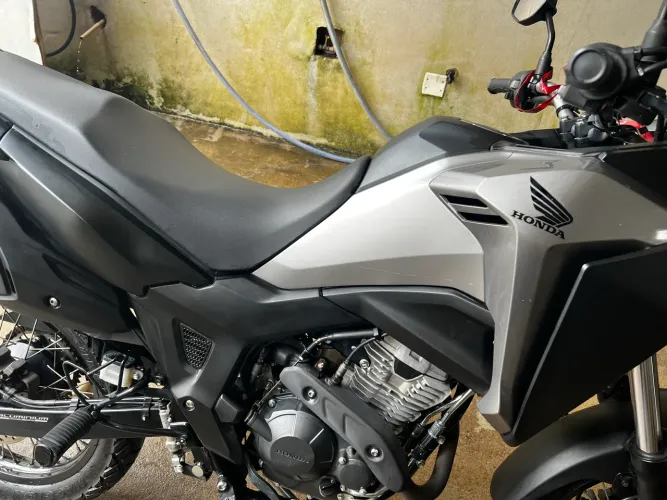 Vendo Sahara 300 , moto muito nova !