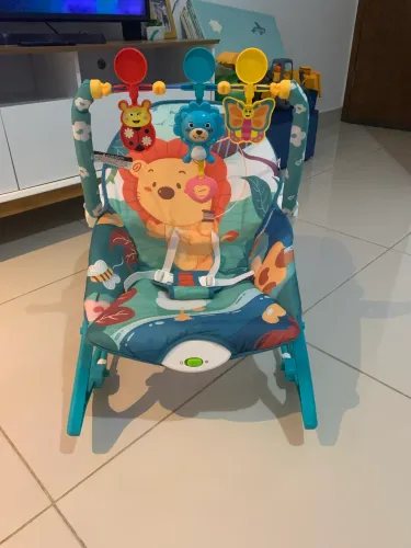 Cadeirinha de Descanso Bebê com Vibração e Brinquedos + Caixa (Semi Nova)
