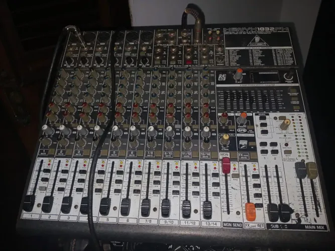 Mesa d som berenhing 14 canais