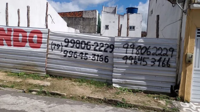 Terreno a venda ao fundo de Roberto da Conceição