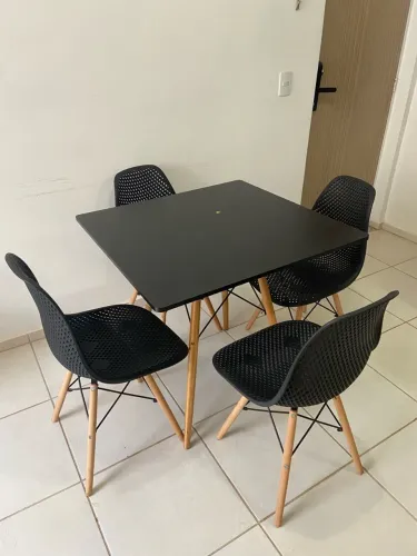 Mesa com 4 cadeiras