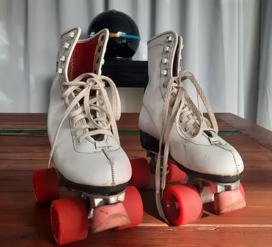 Patins Boomerang branco antigo