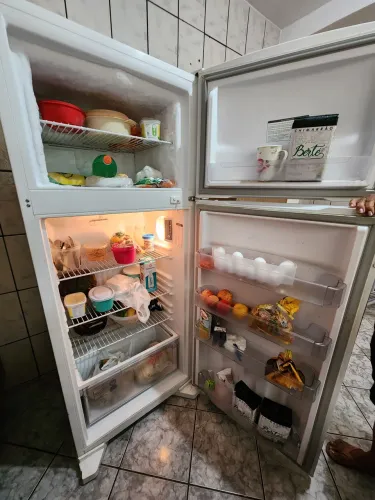 Vendo Geladeira, Máquina 17 kilos e mesa de marmore! NÃO ENTREGO