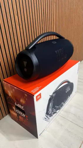 Boombox 3 usada 1x completa na caixa