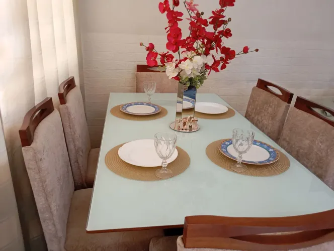 Vendo MESA JANTAR MADEIRA MACIÇA, tampo vidro com 6 CADEIRAS 