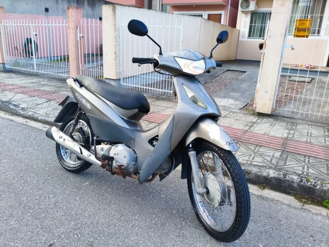 Biz 125 toda boa, em dia.