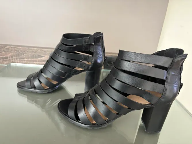 Sandália couro preta Arezzo 