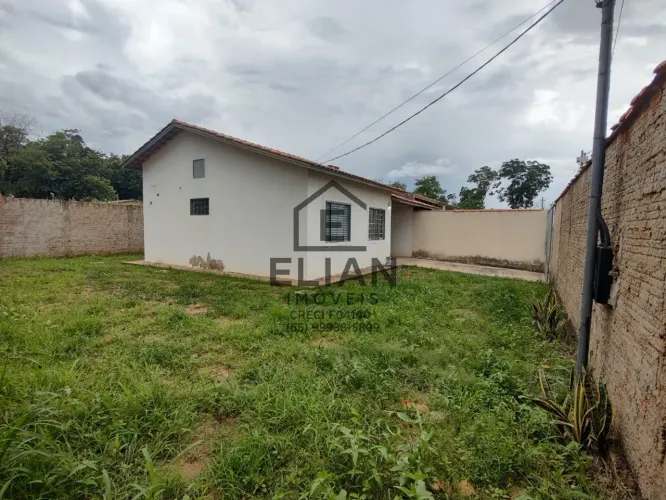 Imperdível! Casa à venda em com 02 quartos, 2 suítes, 1 sala, 2 banheiros, 4 vagas de gara