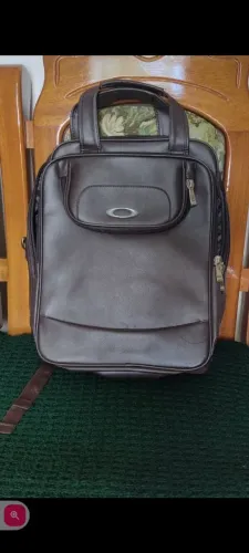 Bolsa Oakley couro 