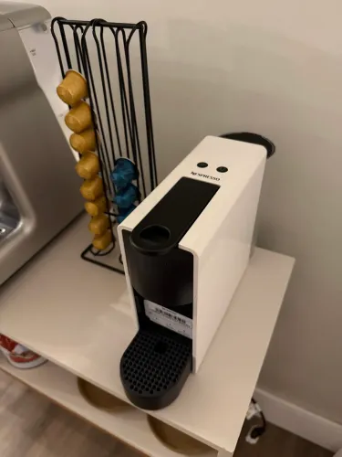 Máquina Nespresso Essenza Mini Branca + suporte cápsulas