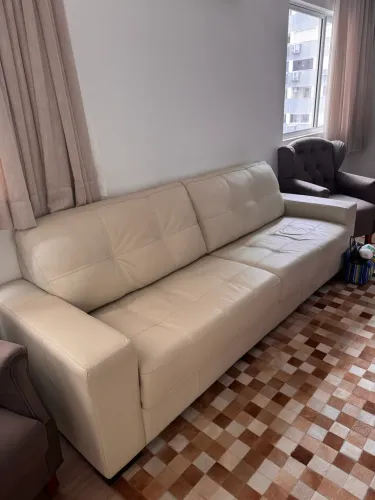 Sofá Hero Couro - cor Off White - 2,40 metros - R$4.950,00