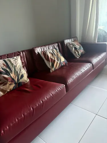 Sofá em couro com 6 lugares