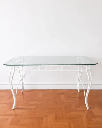 Mesa com linhas delicadas e estrutura em ferro