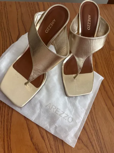 Sandália salto alto- couro dourado Arezzo- nunca usada