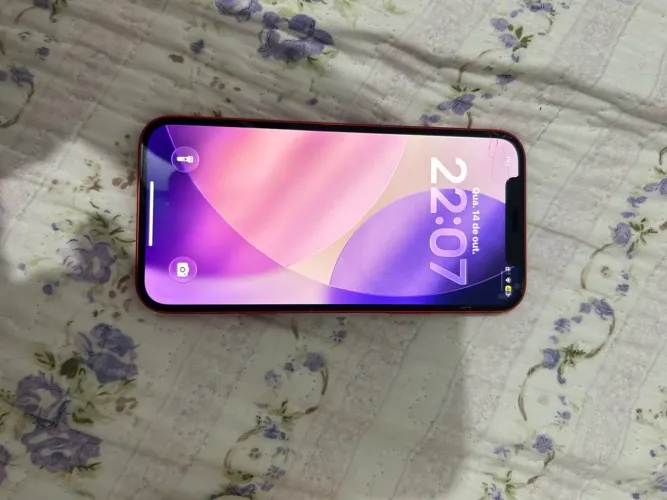 iPhone 12 64GB acompanha itens