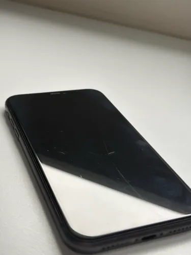 iPhone 11 128giga bateria 77% tela trincada