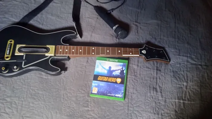 Guitar hero live (Guitarra + Microfone)