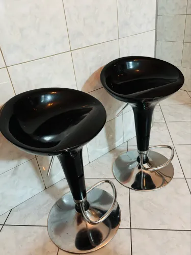 Kit com 2 Banquetas Pretas Reguláveis