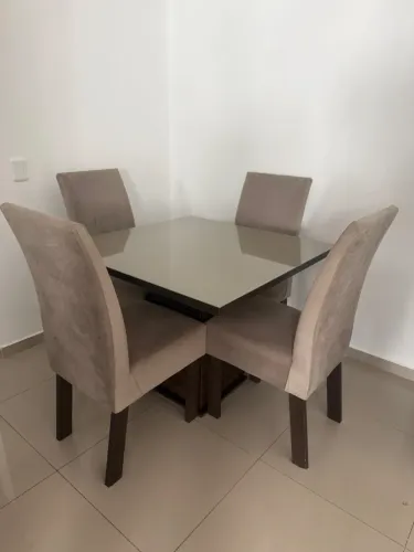Mesa com 4 cadeiras
