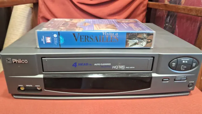 Aparelho de vídeo cassete Philco modelo PVC-4H14CK,funcionando
