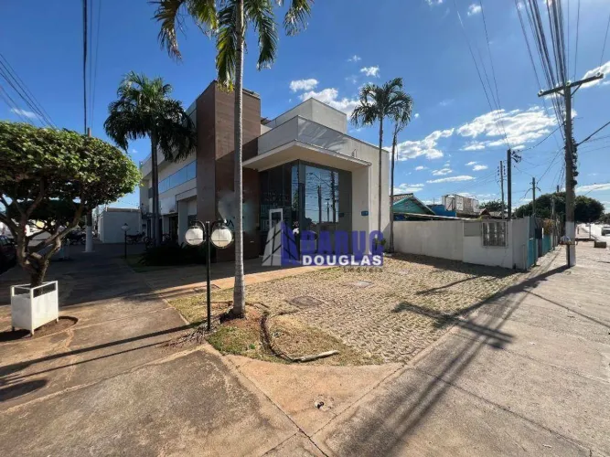 Vende-se lindo prédio novo e com sistema de energia solar.