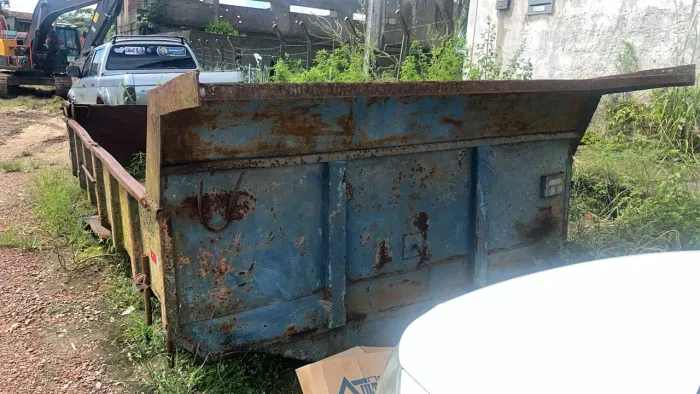 Vende-se caçamba 6 metros