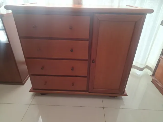 Vendo linda comoda em cerejeira. Madeira maciça