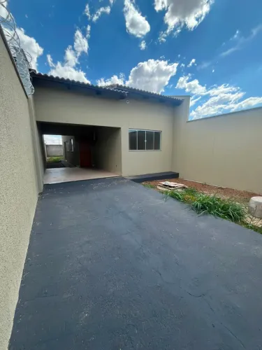 Vende-se casa usada com 2 quartos sendo 1 suíte, sala, cozinha com balcão, quintal!!
