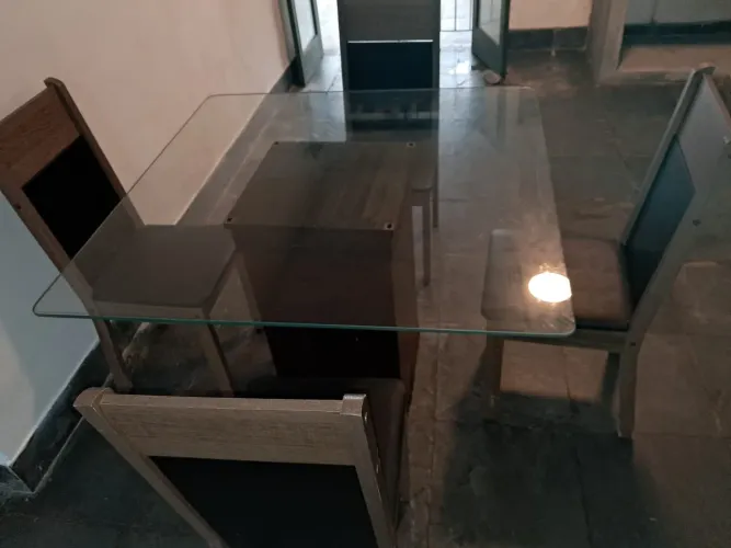 Mesa com tampo de vidro
