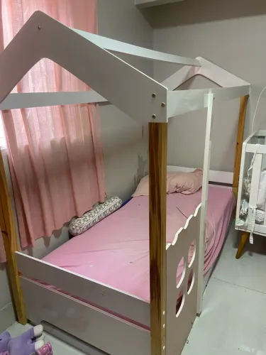Cama montessoriana rosa