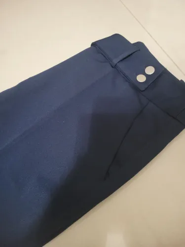 Calça social azul marinho com elastano, detalhes no cos com botões e cinto.