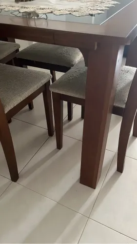 Mesa de jantar com 04 cadeiras em madeira maciça