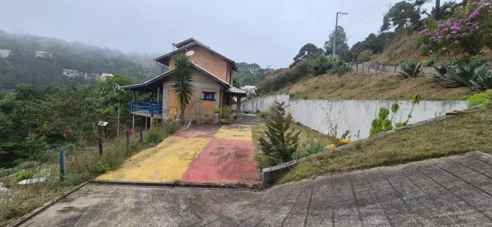 Casa no condomínio cerro azul