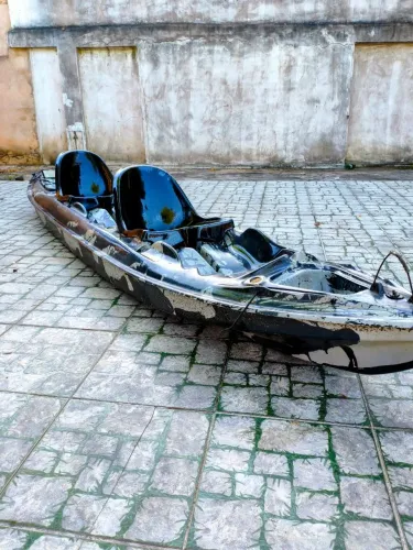 Caiaque de pesca esportiva