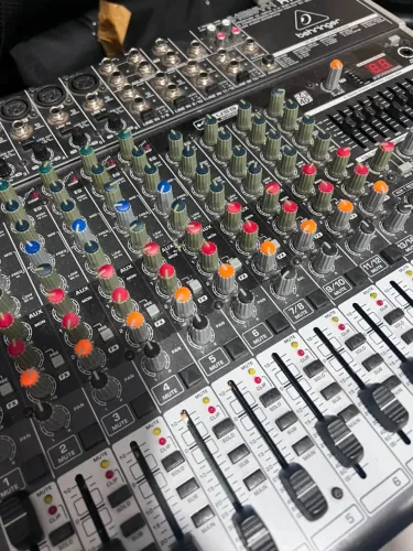 mesa de som analógica profissional Behringer Xenyx X1832USB,