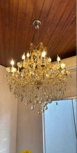 Vendo lustre luxuoso. 1.380. Ele é bem grande. Ótimo para lojas, estéticas etc