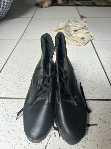 Bota feminina estilo coturno cano curto