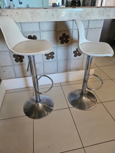 Cadeira de bar com regulagem de altura e giro 360 graus da TokStok  branca em bom estado.