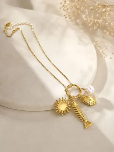 Colar Feminino dourado com pingentes. Pingentes. Corrente. Novo